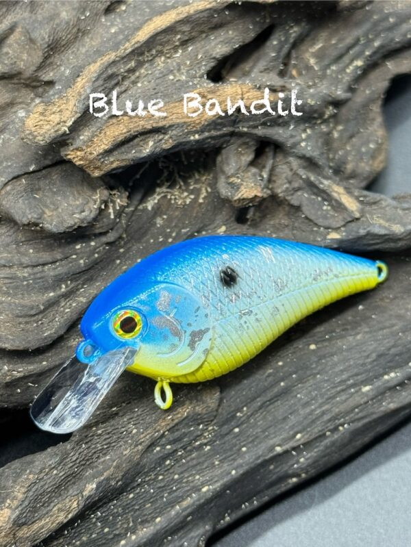 A squarebill lure painted blue with a yellow belly.